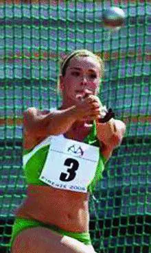 Salis: «Indosserò un cerchietto». Canepa: «Allo stadio con papà»