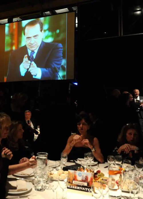 Lex partito di plastica ha scelto Sta con Berlusconi e molla Fini