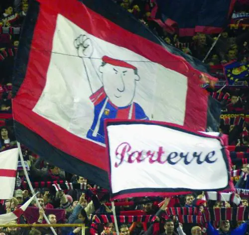 Spettacolo e folklore con bandieroni e sfottò