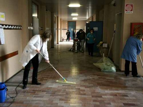 Bari, bufera in una scuola 
Bidello fa troppe assenze: 
solo 1 euro in busta paga