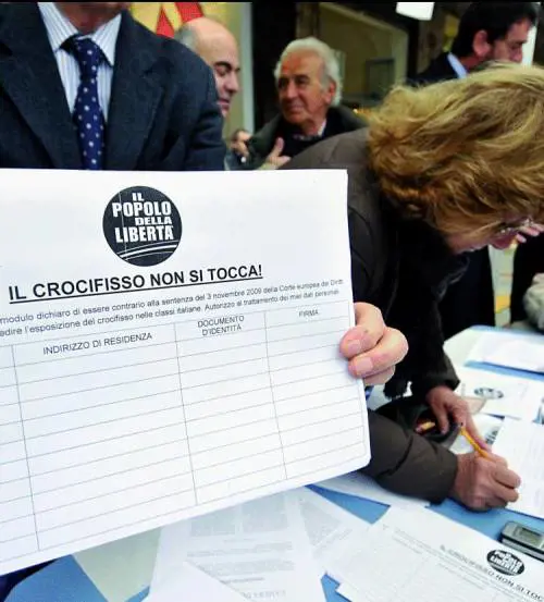 Sindaco «democratico» vuole mettere  il bavaglio al Crocifisso