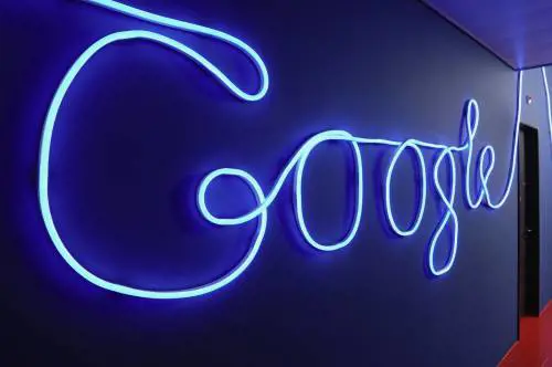 Web, Google ai navigatori: 
"Faremo pagare le news, 
 gratis 5 notizie al giorno"