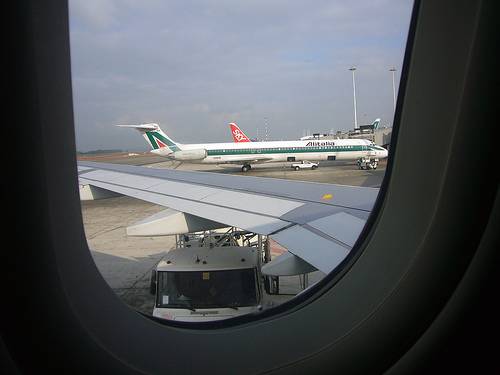 Fiumicino, tentano la fuga sulla pista