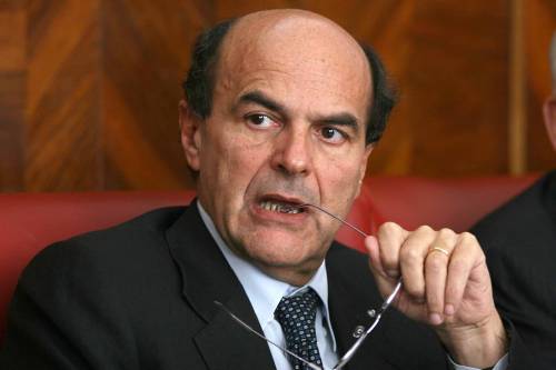 Bersani: "Il no alla piazza? Non sono pentito" 
Ma Veltroni replica: "Diffidenza sbagliata"