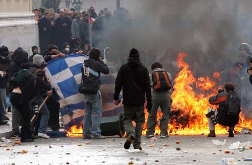Guerriglia ad Atene 
e Salonicco: 200 fermi 
Cinque sono italiani