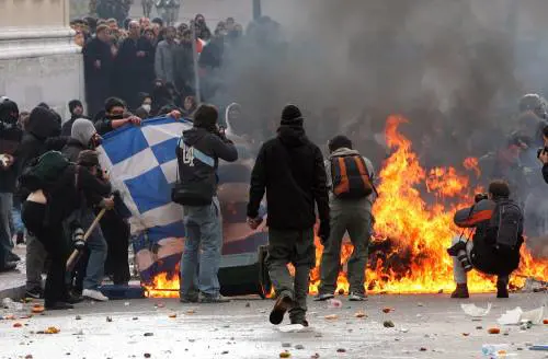 Guerriglia ad Atene 
e Salonicco: 200 fermi 
Cinque sono italiani