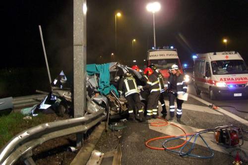 Auto contro un palo: 
quattro giovani morti 
in tangenziale a Lodi