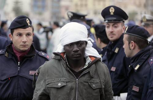 Respingono i clandestini: indagati i militari