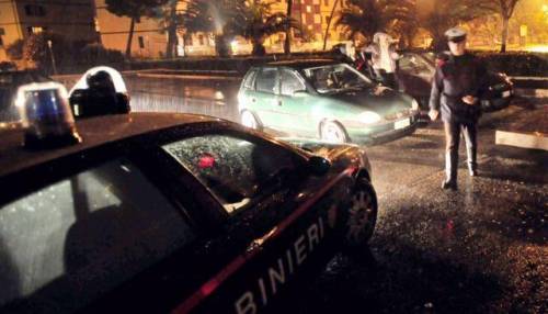 «Ti lascio». E lui tenta di strangolarla per strada
