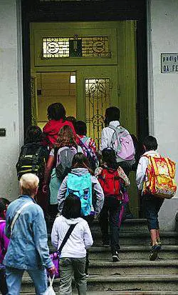 Manifesti La favola bugiarda della scuola di Clara «salvata»