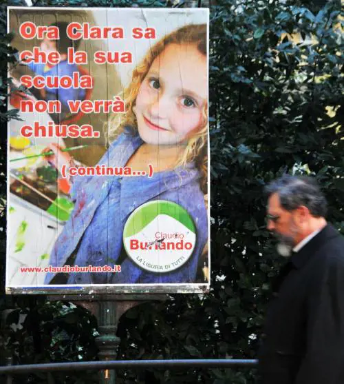 La Regione sincarta con il manifesto di Clara