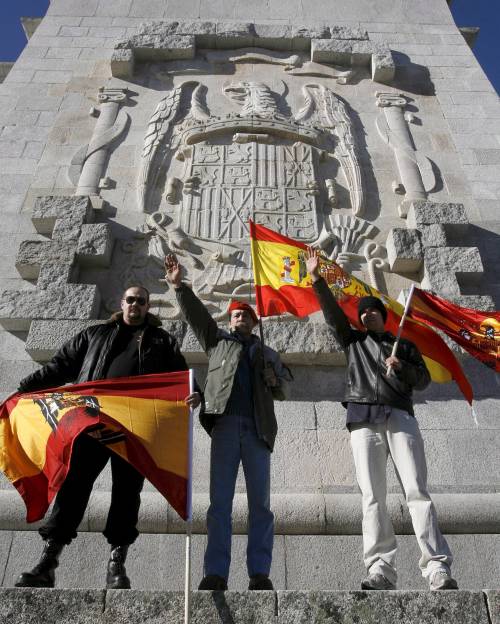 Spagna a luci rosse: film hard girato nel mausoleo di Franco