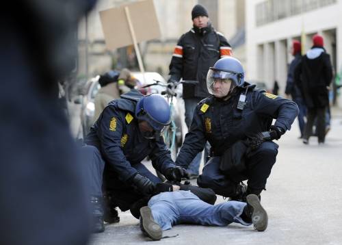 Copenaghen, violenza dei black bloc: 400 arresti