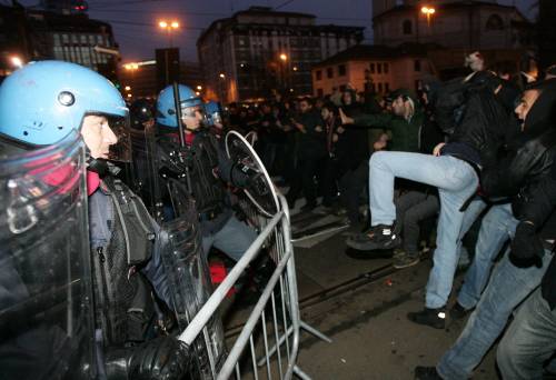 Antagonisti in piazza Fontana: fischi e tensioni
