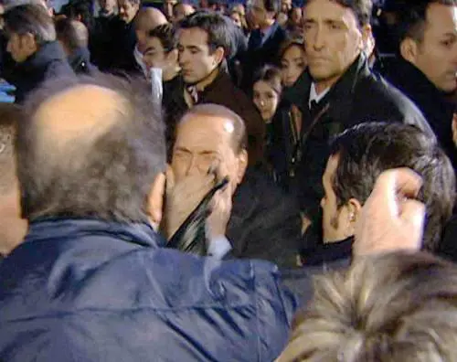 Premier ferito, choc in piazza Duomo