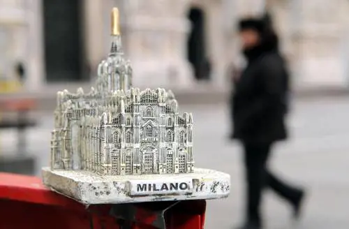 E la statuetta del Duomo diventa 
un regalo "radical kitch"