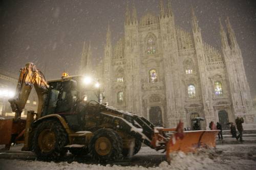 Italia, gelo e nevicate: 
disagi per treni e aerei 
Milano traffico in tilt