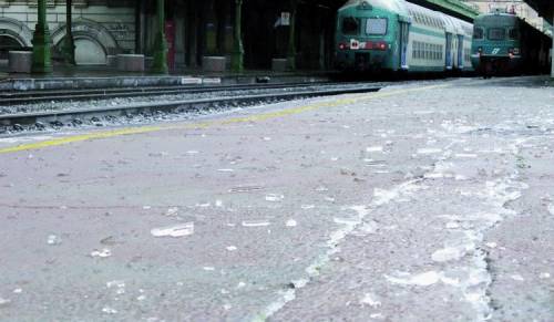 Treni gelati in stazione, viaggiatori all’addiaccio
