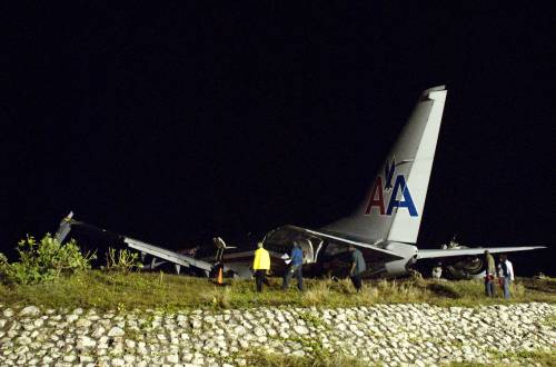 Giamaica, Boeing si spezza: 91 feriti