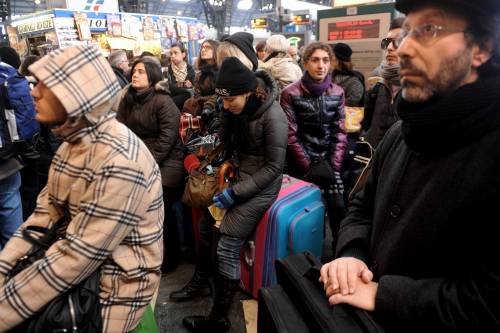 Milano, binari gelati: 
i treni bloccati per ore 
Fs studia indennizzi