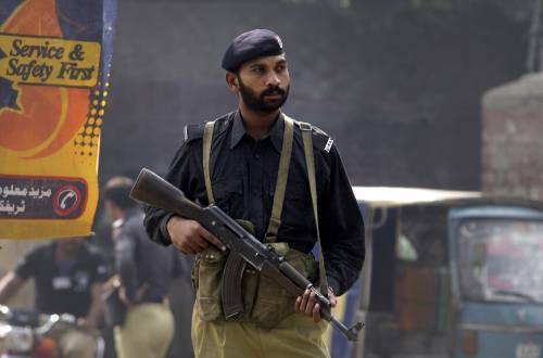 Pakistan, due kamikaze in azione a Peshawar 
Attentato anche a Kandhar: otto vittime