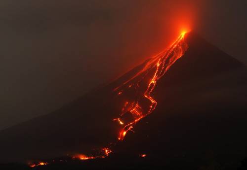 Filippine, si sveglia il vulcano Mayon 
Paura a Manila: sfollati in 12mila