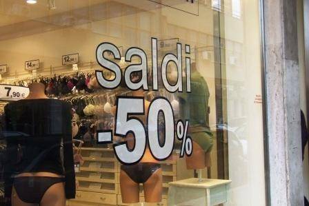 Shopping, saldi nelle grandi città 
Ogni famiglia spenderà 34o euro