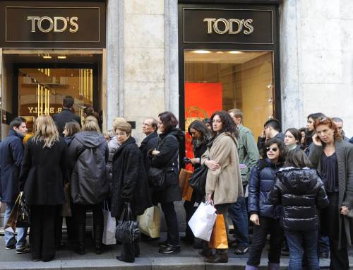 Saldi, il Paese che piange 
la crisi sta ore di fila 
per fare lo shopping