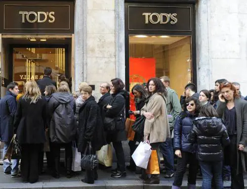 Saldi, il Paese che piange 
la crisi sta ore di fila 
per fare lo shopping