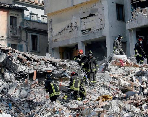 Quegli 8 ragazzi uccisi  
perché nel palazzo  
mancava un pilastro