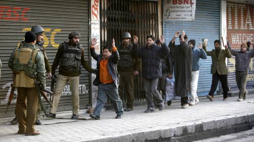 Kashmir, guerriglieri con ostaggi in hotel 
Blitz della polizia, uccisi i terroristi