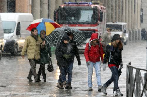 Ancora maltempo: nevica sulle strade del Nord 
Roma, allerta per il Tevere: mobilitato l'esercito