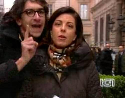 Tg1, nuovo blitz di Paolini 
La giornalista cade a terra