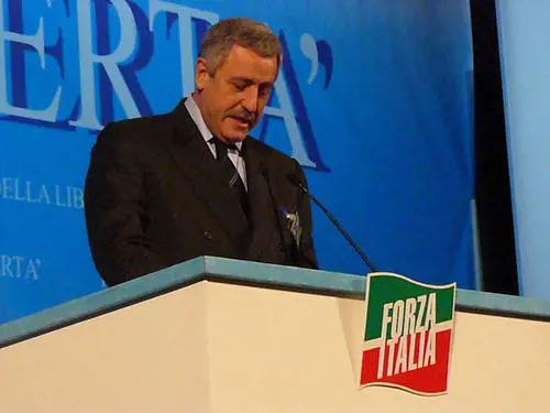 Berlusconi sulle guglie del Duomo 
per festeggiare la Provincia di Milano