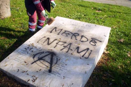 Scritte ingiuriose su lapidi dei caduti di Nassirya