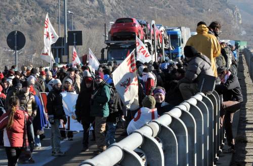 I No Tav hanno bloccato 
la Torino-Bardonecchia 
Proteste dei camionisti