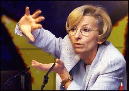 I trucchi di Emma, fustiga 
e poi si permette tutto