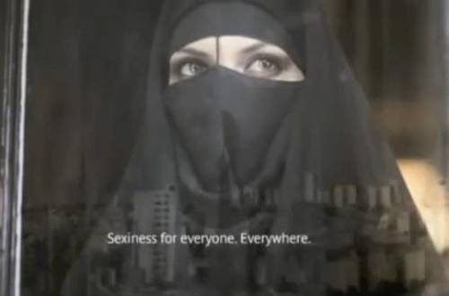 Berlino, islamici furiosi: 
in tv spunta il sexy niqab