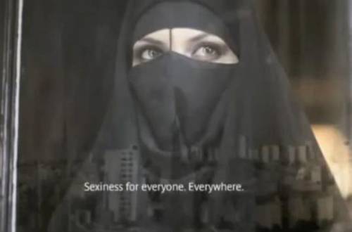 Berlino, islamici furiosi: 
in tv spunta il sexy niqab