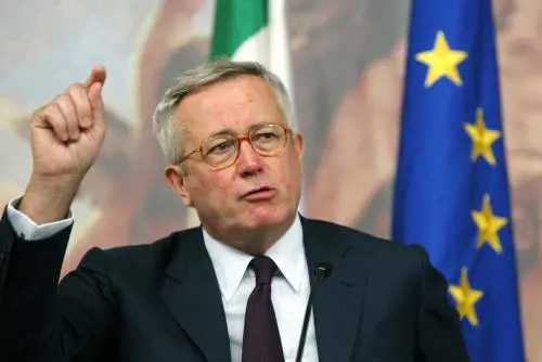 Tremonti: "Tagliare le tasse? Solo con ripresa" 
Ma Bersani non ci sta e attacca: "Basta favole"