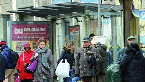 Le pensiline che non riparano dal vento, metafora di Genova
