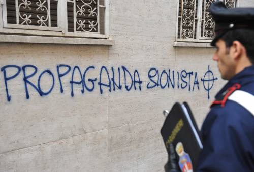 Roma, scritte antisemite 
"Olocausto è propaganda"