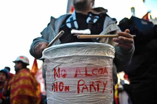 Alcoa, operai in piazza 
sit-in a Montecitorio 
Sacconi contro azienda