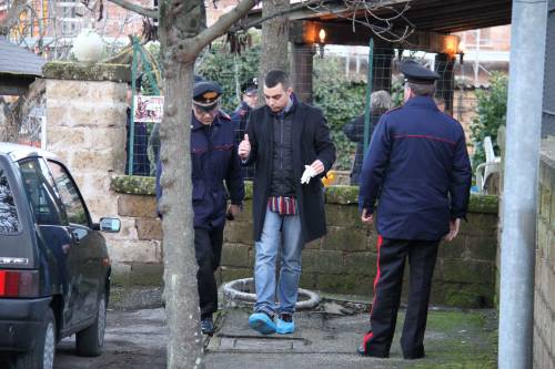 Viterbo, donna uccisa in casa 
Marito in caserma, si cerca l'arma