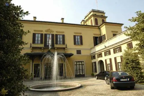 Berlusconi inaugura 
la sua nuova "reggia"