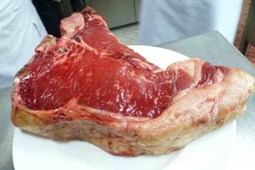 Il macellaio: "Mangiate la carne, non è cancerogena"