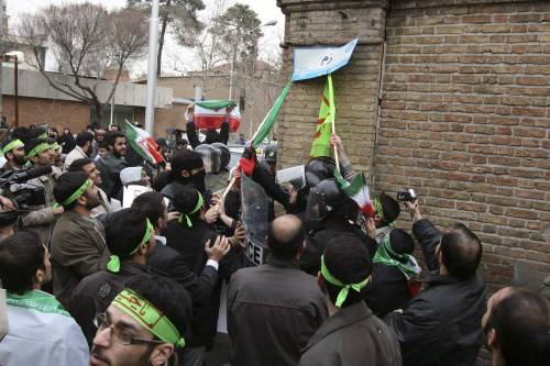 Iran, assaltata con pietre l'ambasciata italiana