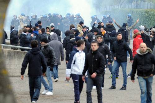 Follia ultras sulla Lazio: 
mille assediano Formello 
Cariche: 11 fermi, 6 feriti