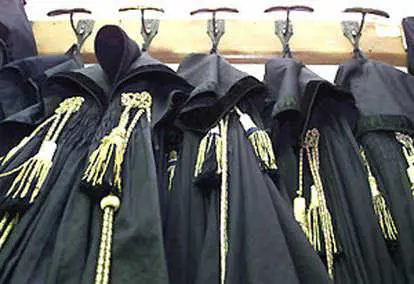 Tutte le scuse contro gli avvocati:  
"Io non pago, ho le emorroidi"