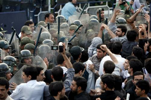 Teheran, spari e cariche sulla folla: tre vittime